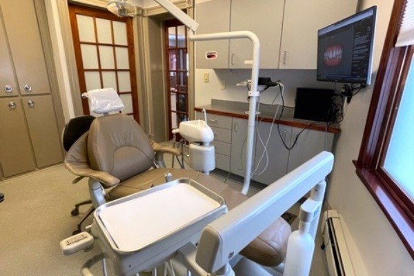 Comfortable dental treatment chair